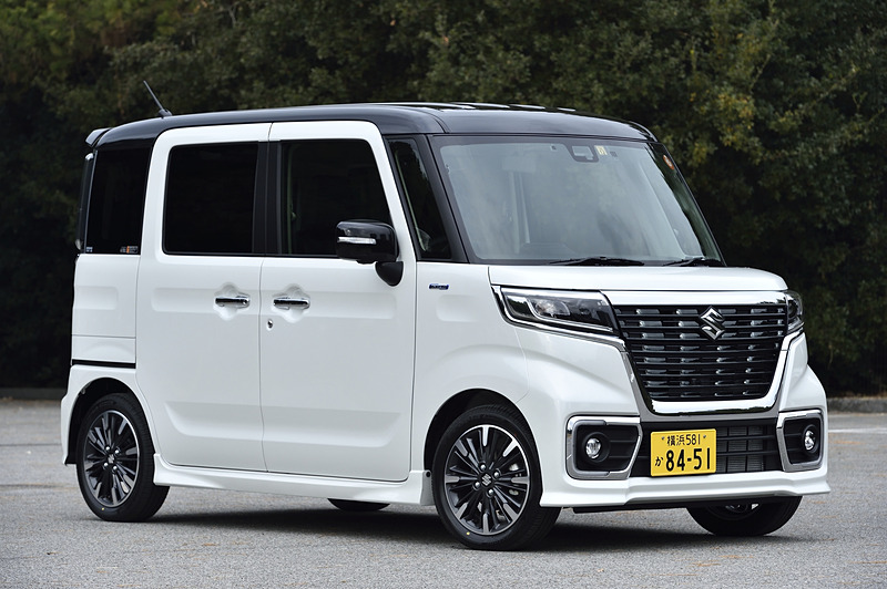 スペーシア カスタム HYBRID XSターボ（ピュアホワイトパール ブラック2トーンルーフ）。ボディサイズは3395×1475×1785mm（全長×全幅×全高）で、ホイールベースは2460mm