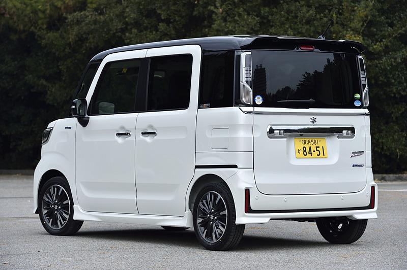 ボディ同色のドアサッシュとブラックアウトしたルーフ＆ピラーにより、ドアサッシュを“スーツケースのハンドル”のように見せる