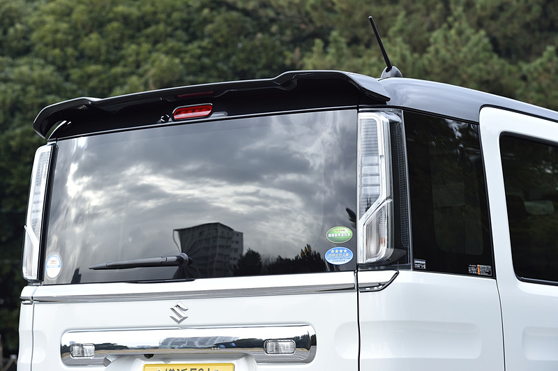 ルーフエンドスポイラー、導光レンズを使ったLEDリアコンビネーションランプをスペーシア カスタム全車で標準装備