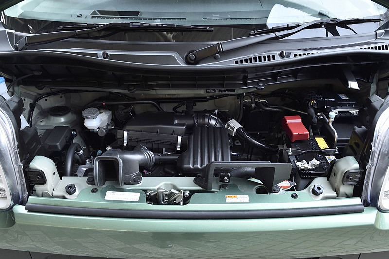 直列3気筒DOHC 0.66リッター自然吸気エンジンは、最高出力38kW（52PS）/6500rpm、最大トルク60Nm（6.1kgm）/4000rpmを発生