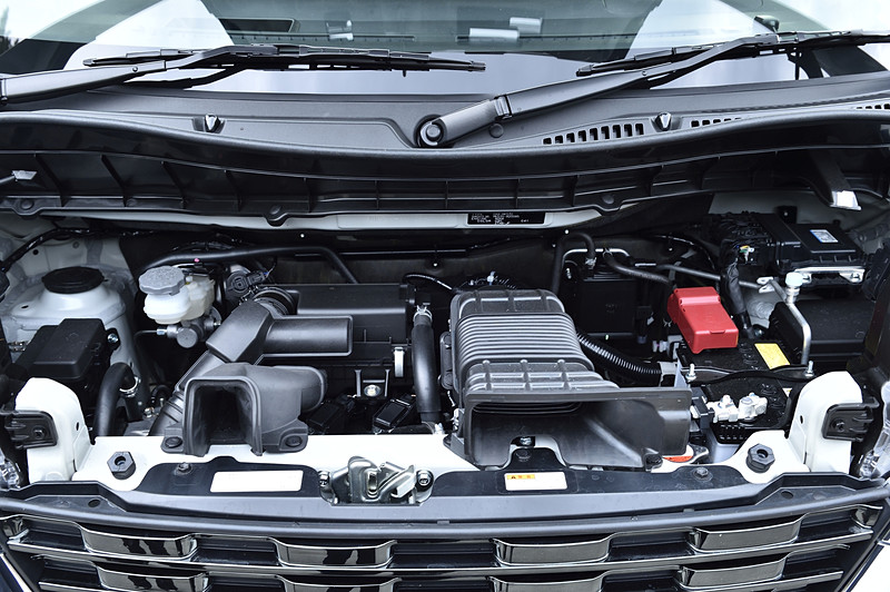 直列3気筒DOHC 0.66リッターターボエンジンは最高出力47kW（64PS）/6000rpm、最大トルク98Nm（10.0kgm）/4000rpmを発生