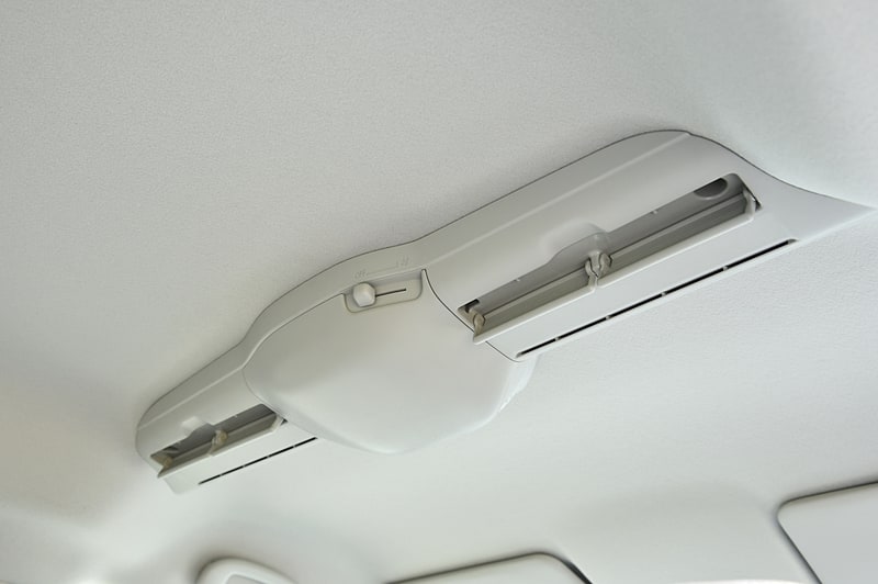 スペーシアのHYBRID X、スペーシア カスタムのHYBRID XSとHYBRID XSターボで標準装備する「スリムサーキュレーター」。スリットから小風量の高速気流を吹き出して周囲の空気を誘引。大きな空気の流れを作り出して車内全体の温度を均一化していく