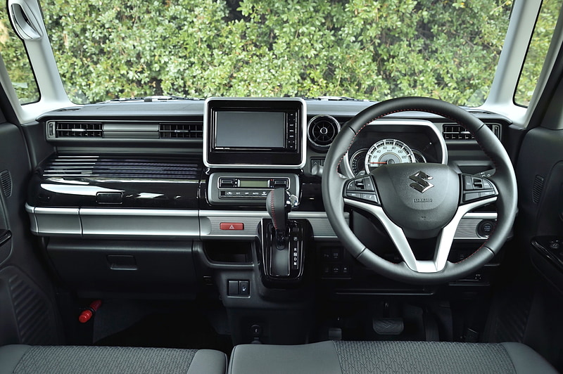 ブラックパール色とシルバー加飾の組み合わせでシックな雰囲気を演出するスペーシア カスタム HYBRID XSターボのインテリア