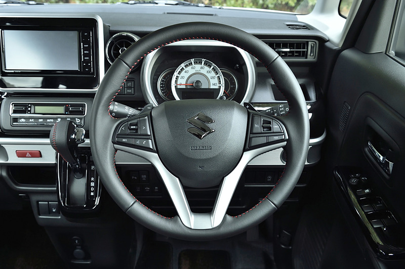 スペーシア カスタム HYBRID XSターボはレッドステッチを備えた本革巻ステアリング＆シフトノブを標準装備。クルーズコントロールはHYBRID XSターボ専用装備となる