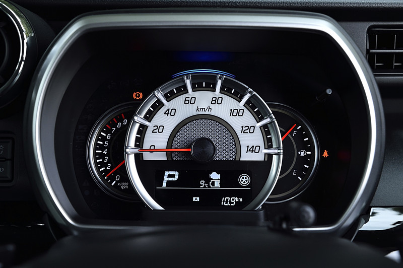 大型のスピードメーターの左側にタコメーター、右側に燃料計を設定する3連メーターを採用。スピードメーター上側に、表示の色で運転状態のエコ具合などを教えるステータスインフォメーションランプを用意