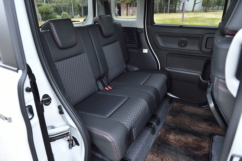 シート表皮はファブリックのほか、サイドサポートやヘッドレストなどにレザー調素材を使用