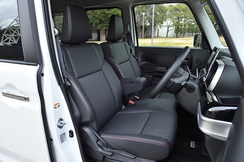 シート表皮はファブリックのほか、サイドサポートやヘッドレストなどにレザー調素材を使用