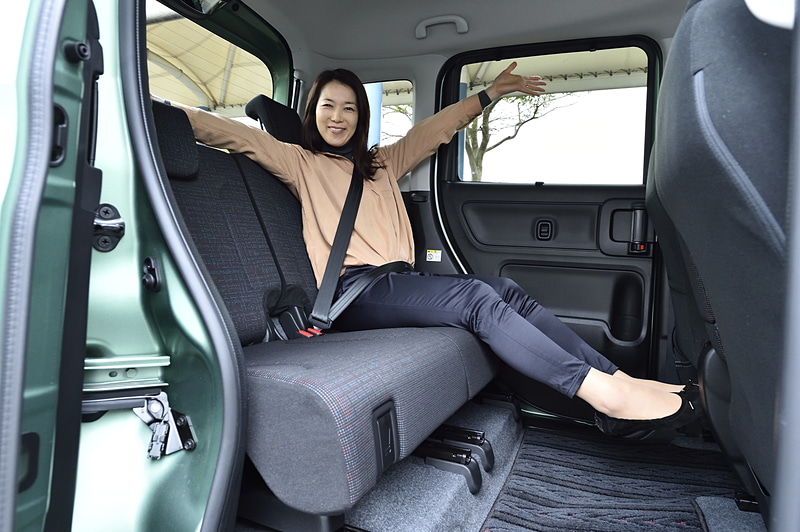 後席を最後方に設置した状態。ルーフトリムの形状変更でヘッドクリアランスが拡大され、ヒップポイントも15mm高くなったアップライトなパッケージングで開放感がさらに向上している