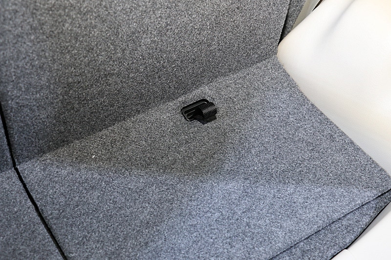後席は前後に210mmスライド。スライドのロック解除は座面前方のノブのほか、荷室側のトラップでも操作可能
