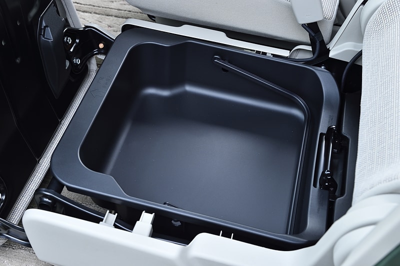 助手席の座面下に備える「助手席シートアンダーボックス」は、フロアにマイルドハイブリッド用のリチウムイオンバッテリーなどが設置されるようになって深さが減ったものの、取り外してバケツとしても利用できる便利なアイテム