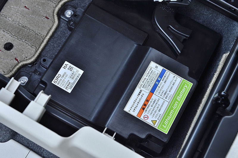 助手席の座面下に備える「助手席シートアンダーボックス」は、フロアにマイルドハイブリッド用のリチウムイオンバッテリーなどが設置されるようになって深さが減ったものの、取り外してバケツとしても利用できる便利なアイテム