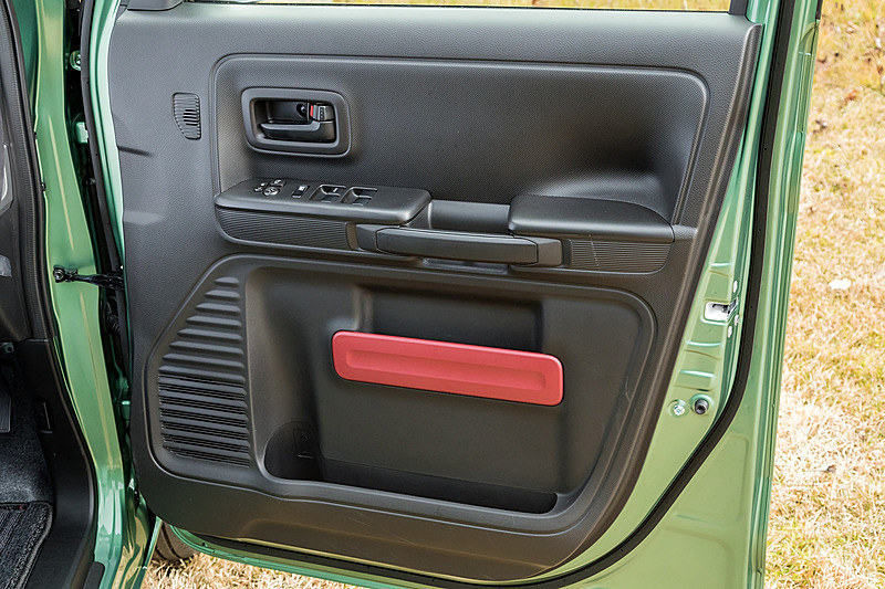 ドアの内側にあるグリップも“スーツケースのハンドル”をモチーフとした形状。ポケットタイプではなく下まで開放型にすることで、ネイルなどで彩った女性の指先が当たりにくく、ドライブ中に同乗者が握りやすいこともメリットになる