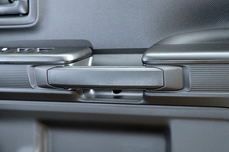 ドアの内側にあるグリップも“スーツケースのハンドル”をモチーフとした形状。ポケットタイプではなく下まで開放型にすることで、ネイルなどで彩った女性の指先が当たりにくく、ドライブ中に同乗者が握りやすいこともメリットになる