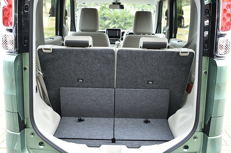 荷室容量は後席を前後させたり、背もたれをワンタッチダブルフォールディングさせることなどで自在に変更できる。後席の背もたれは8段階でリクライニングする