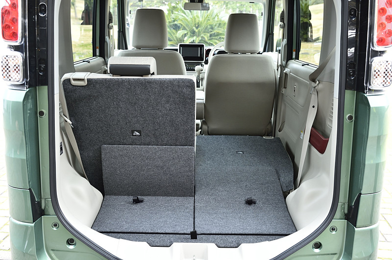 荷室容量は後席を前後させたり、背もたれをワンタッチダブルフォールディングさせることなどで自在に変更できる。後席の背もたれは8段階でリクライニングする