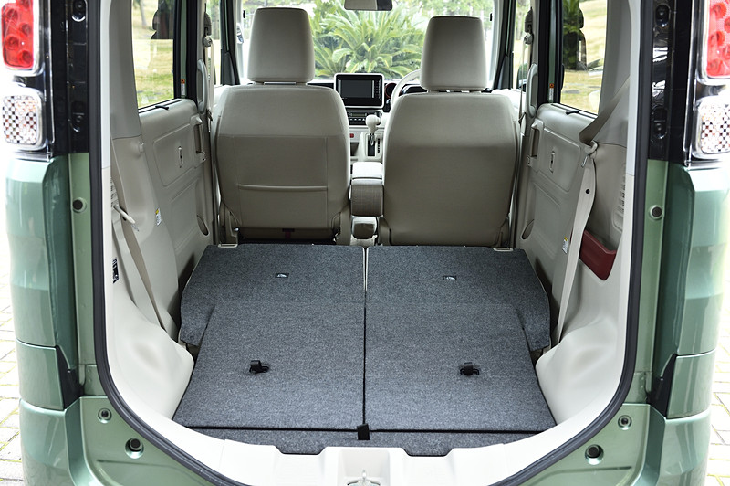 荷室容量は後席を前後させたり、背もたれをワンタッチダブルフォールディングさせることなどで自在に変更できる。後席の背もたれは8段階でリクライニングする