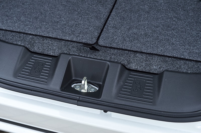 荷室の掃き出し口に用意された自転車のタイヤガイド。ここに前輪を仮置きすると後輪を持ち上げるときに前輪がふらつかず、力が入れやすくなるという