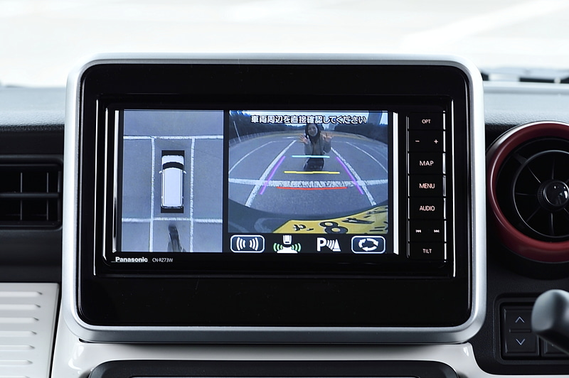 オプション装備の全方位モニター。「室外視点」「室内視点」の2種類で自車周辺の状況を表示する「3Dビュー」を軽自動車として初採用した
