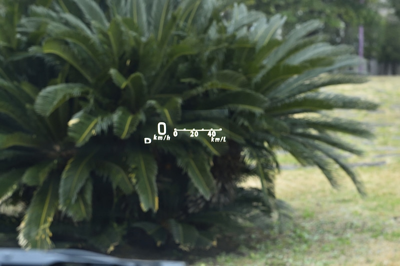 フロントウィンドウ投影式のヘッドアップディスプレイには、瞬間燃費やエンジン回転数、エネルギーフローといった車両情報のほか、カーナビの交差点案内、衝突被害軽減ブレーキの警告表示、進入禁止の道路標識などの情報をカラー表示できる