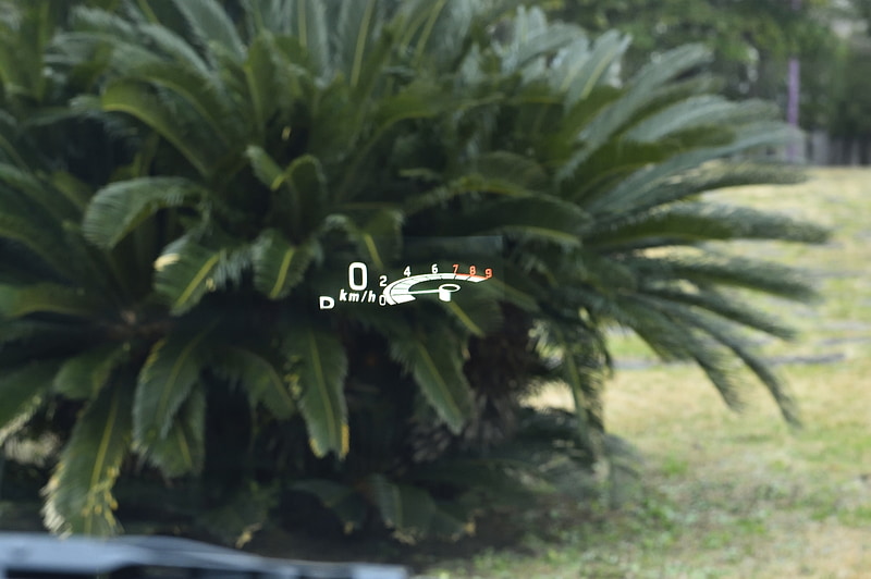 フロントウィンドウ投影式のヘッドアップディスプレイには、瞬間燃費やエンジン回転数、エネルギーフローといった車両情報のほか、カーナビの交差点案内、衝突被害軽減ブレーキの警告表示、進入禁止の道路標識などの情報をカラー表示できる