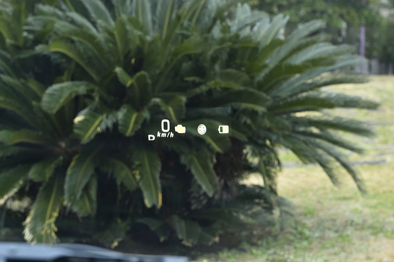 フロントウィンドウ投影式のヘッドアップディスプレイには、瞬間燃費やエンジン回転数、エネルギーフローといった車両情報のほか、カーナビの交差点案内、衝突被害軽減ブレーキの警告表示、進入禁止の道路標識などの情報をカラー表示できる