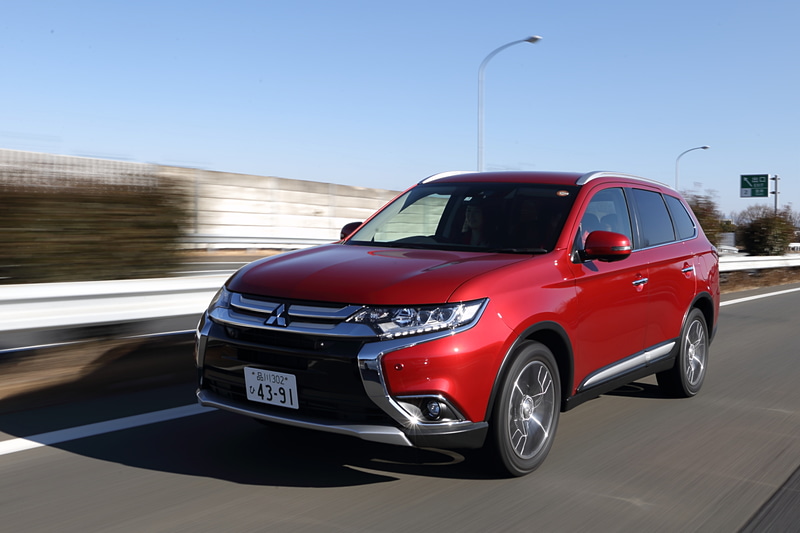 今回の相棒となるアウトランダー「24G Navi Package」の4WDモデル。ボディサイズは4695×1810×1710mm（全長×全幅×全高）で、ホイールベースは2670mm。最高出力124kW（169PS）/6000rpm、最大トルク220Nm（22.4kgm）/4200rpmを発生する直列4気筒SOHC 2.4リッターエンジンを搭載し、トランスミッションにCVTを組み合わせる7人乗りモデル