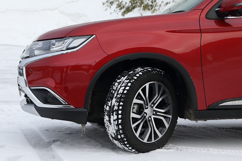 雪道に備えてスタッドレスタイヤを装着