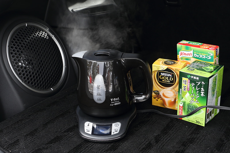 料理の完成を待つ間は、ティファールの電気ケトル「アプレシア エージー・プラス コントロール 0.8L」でお湯を沸かして作った温かい飲み物で一息。アプレシア エージー・プラス コントロールはお湯を湧かす際に飲み物に合わせて7段階の温度設定ができるほか、沸いてからも60分間保温が可能