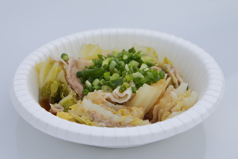 盛りつけたあと、ポン酢をかけてネギを散らして……