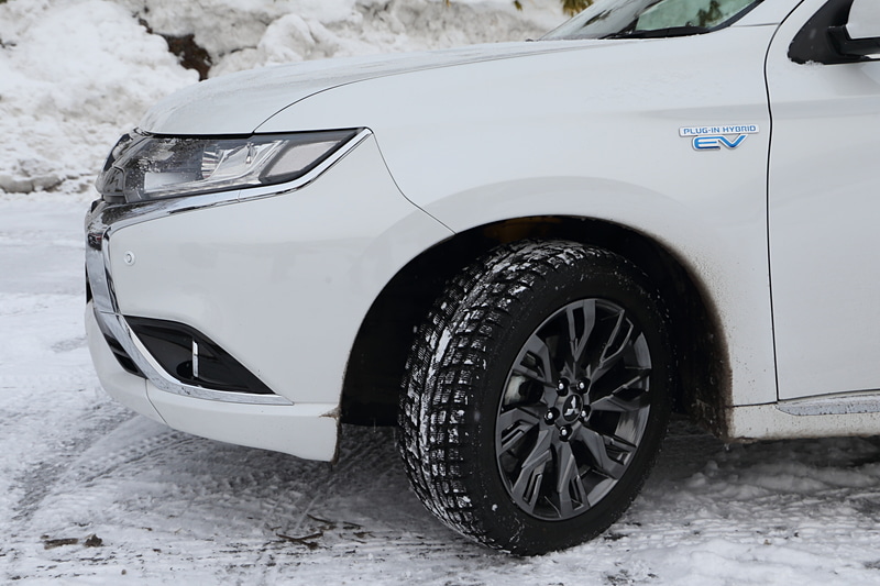 アウトランダーPHEVもスタッドレスタイヤを装着