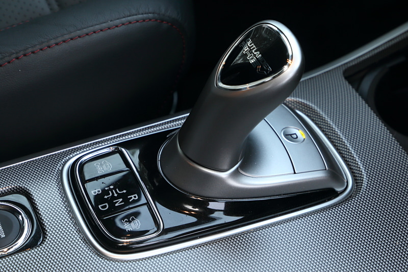 ジョイスティックタイプのセレクターレバーを採用