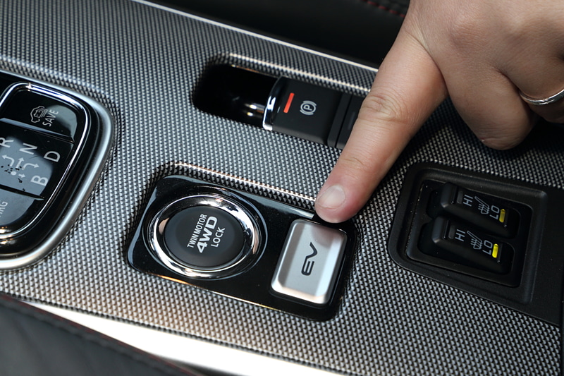 4WD LOCKモードスイッチと並んでエンジンを始動させずに走行できる「EVプライオリティモード」のスイッチを設定