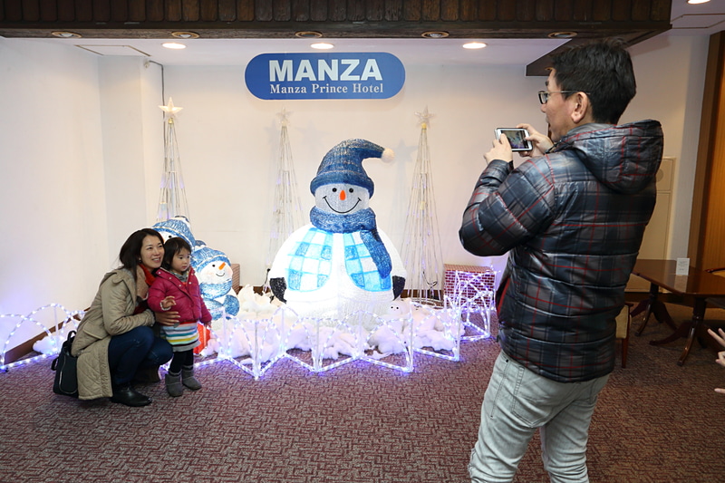 館内にはライトアップされた雪だるまが飾られていた。母子で記念撮影♪
