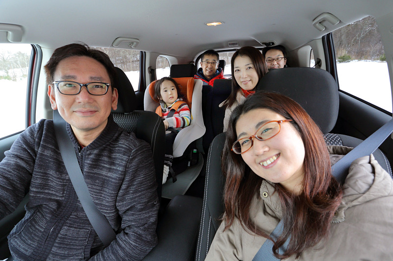 途中、同行したスタッフと合わせサードシートも使用した6名乗車も試してみた。爺さん婆さんと食事に行くような短距離での移動なら十分に使えそう