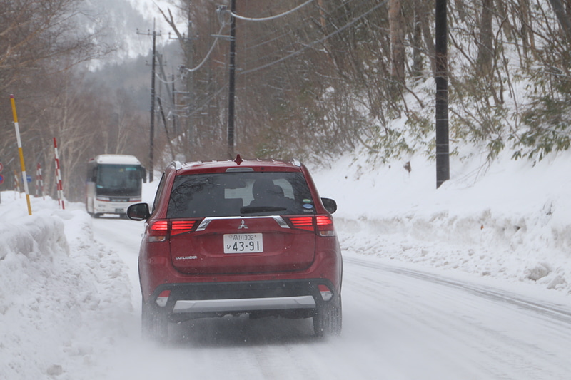 途中の道路には雪が積もっていたが、アウトランダーは危なげなく走行した