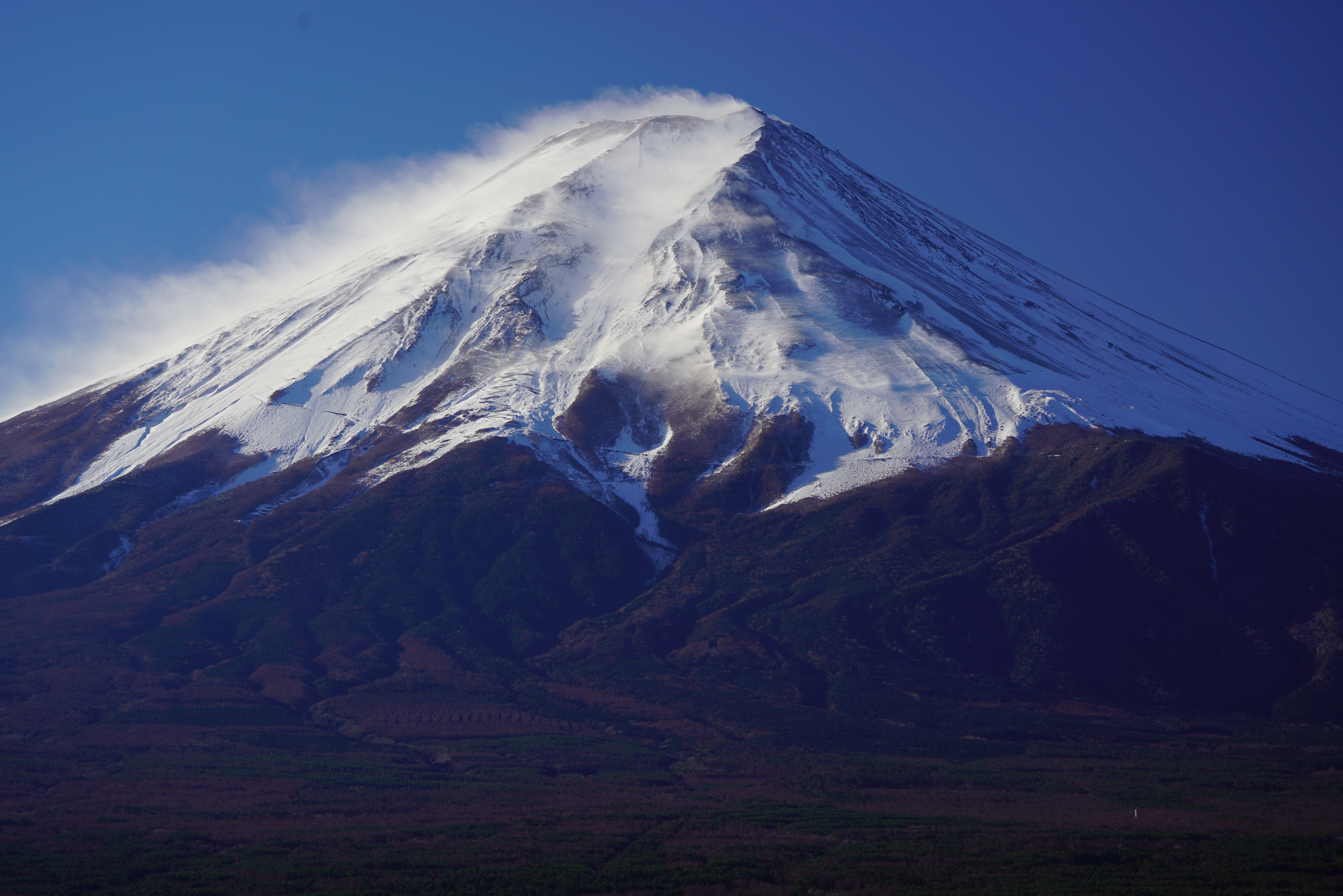 【作例】新倉山浅間公園から中望遠で富士吉田の街並みを入れずに富士山のみを撮影。前夜の降雪でせっかく化粧直ししたのに、強風でどんどん雪が飛ばされていく。撮影データ/ソニーα7R III FE100-400mm F4.5-5.6 GM OSS（135mm域） 絞り優先オート F7.1 1/250秒 -0.3EV ISO100 WB：AUTO（ホワイト優先） クリエイティブスタイル：風景