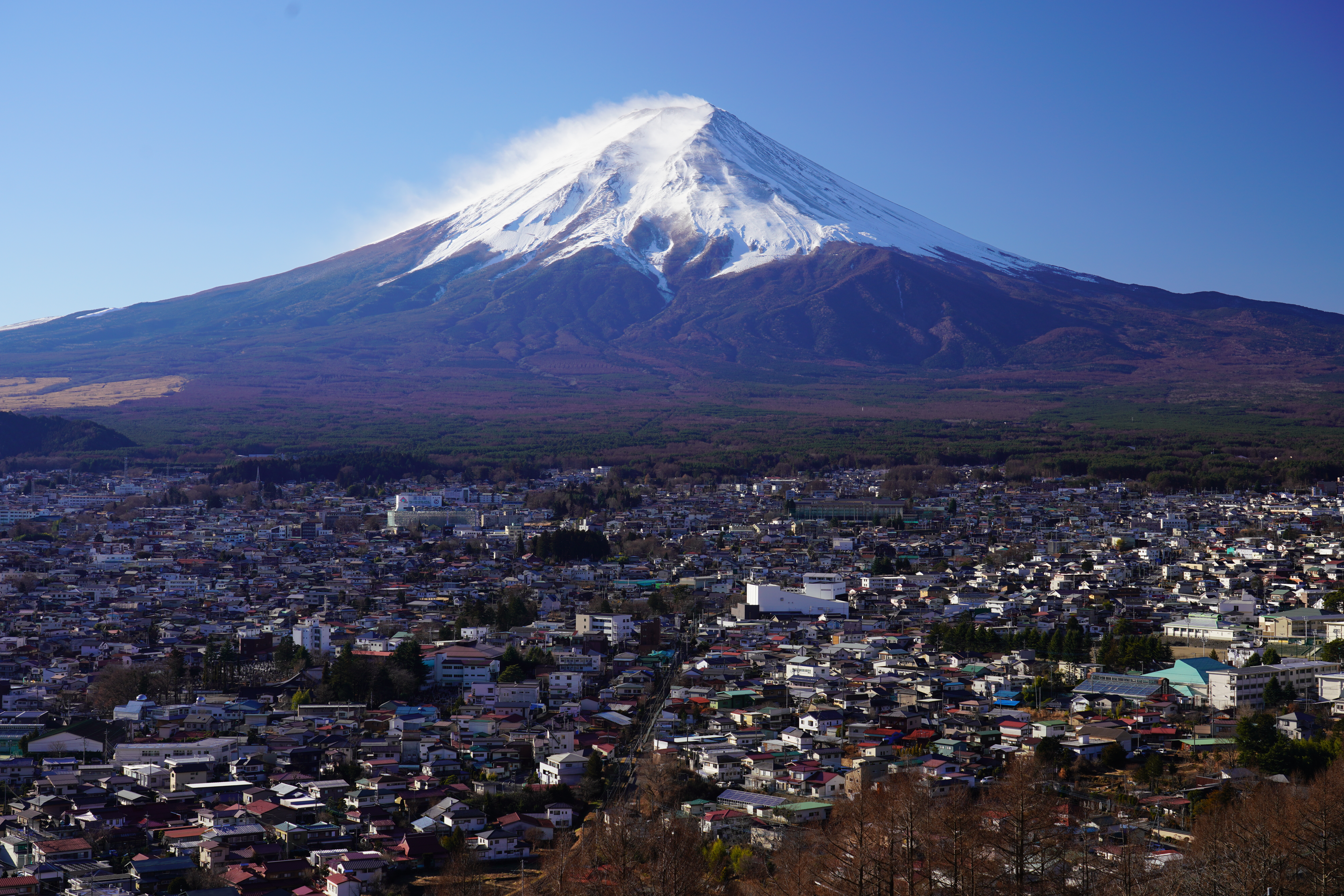 【作例】レンズを標準ズームに換え、富士吉田市の街並みも入れて撮影。α7R IIIの4240万画素の細部描写力が活かせるシーンだ。撮影データ/ソニーα7R III FE24-105mm F4 G OSS（56mm域） 絞り優先オート F8 1/200秒 ISO200 WB：AUTO（ホワイト優先） クリエイティブスタイル：風景