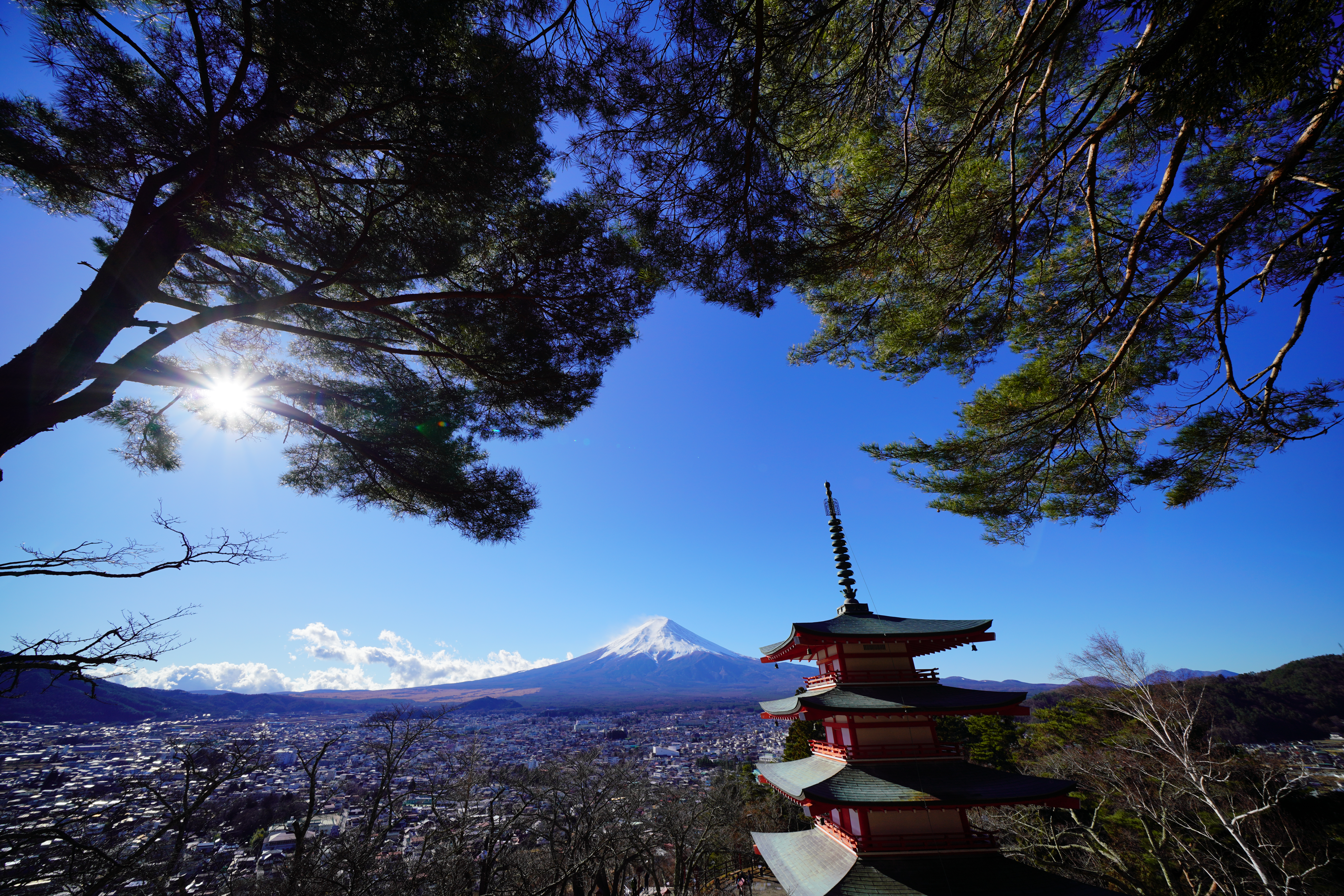 【作例】五重塔と富士山が一望できる定番の観光スポットから。撮影ポジションが限られ似たような構図になりやすいので、思い切ってフルサイズで12mmという超広角レンズで作画してみた。撮影データ/ソニーα7R III FE12-24mm F4（12mm域） 絞り優先オート F8 1/400秒 -1.3EV ISO100 WB：AUTO（ホワイト優先） クリエイティブスタイル：風景