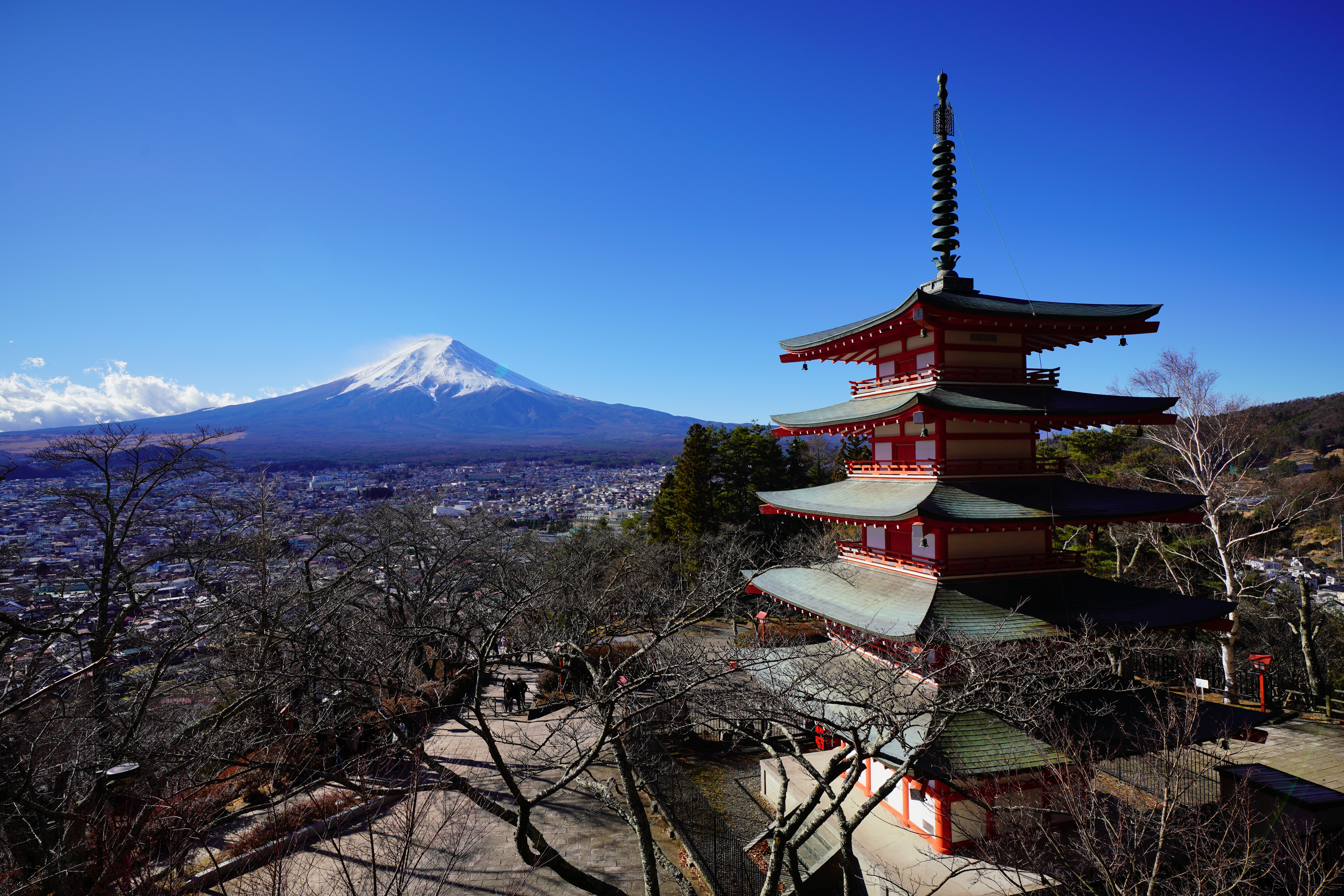 【作例】今度は松の木が画面に入らないよう、展望スポットの柵から手を伸ばしてカメラを前に出しながら撮影。DRO Lv5でシャドーが暗くなりすぎないようにしている。撮影データ/ソニーα7RIII FE12-24mm F4（18mm域） 絞り優先オート F9 1/400秒 -1.7EV ISO100 WB：AUTO（ホワイト優先） クリエイティブスタイル：風景