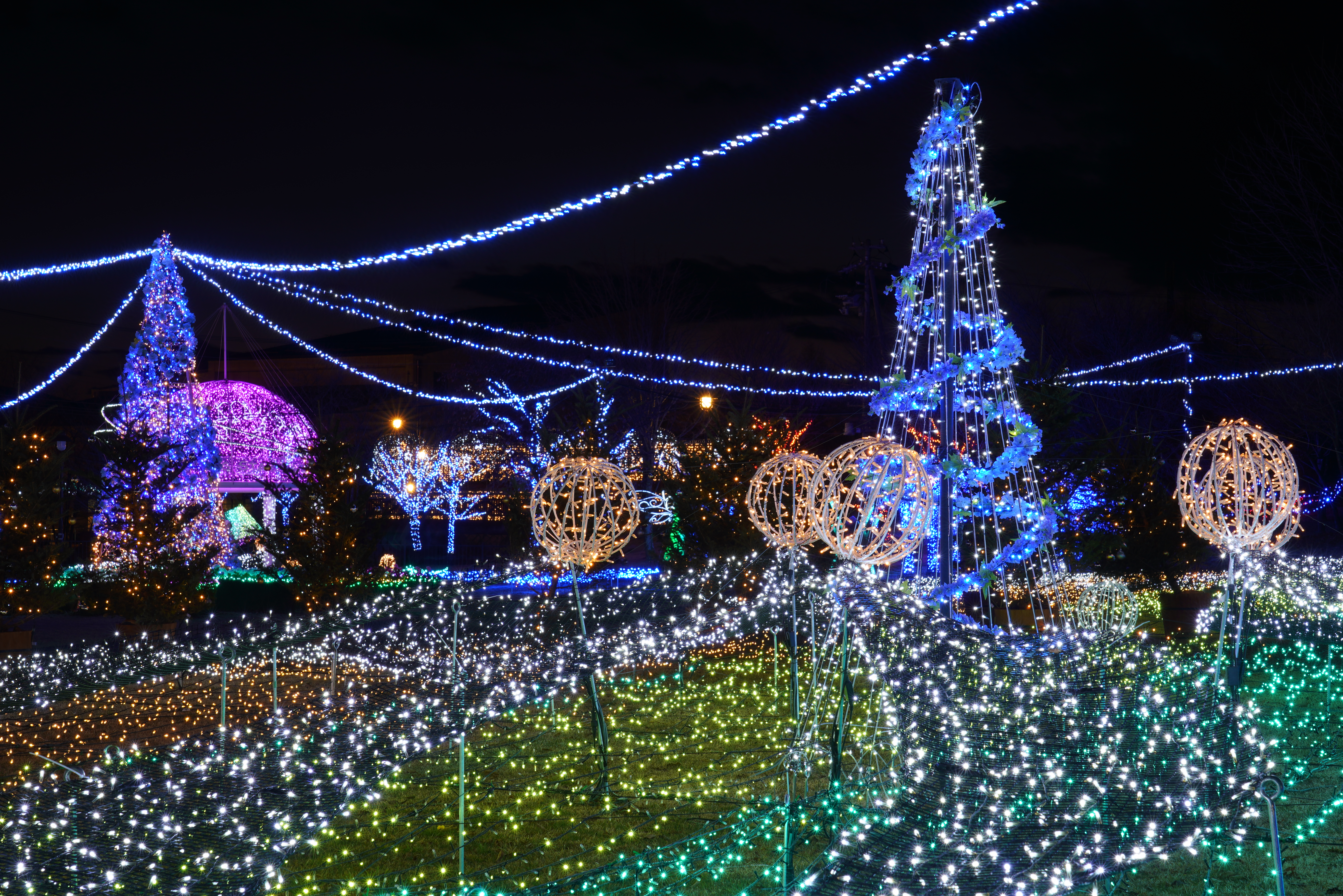 【作例】2017年10月28日～2018年1月12日まで開催されていた佐久平駅前の「SAKU BLOOMイルミネーション2017」。実は今シーズン初めてのイルミ撮影だったりして（汗）。撮影データ/ソニーα7R III FE24-105mm F4 G OSS（59mm域） 絞り優先オート F16 4秒 　ISO100 WB：AUTO（ホワイト優先） クリエイティブスタイル：夜景