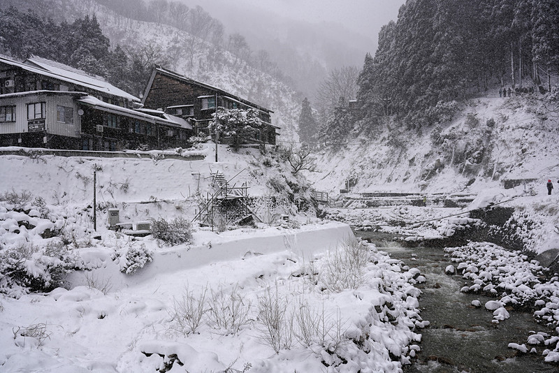 地獄谷野猿公苑まであと少し。画面右上に見えるのが地獄谷野猿公苑入り口だ。ここも少し階段を上る必要がある