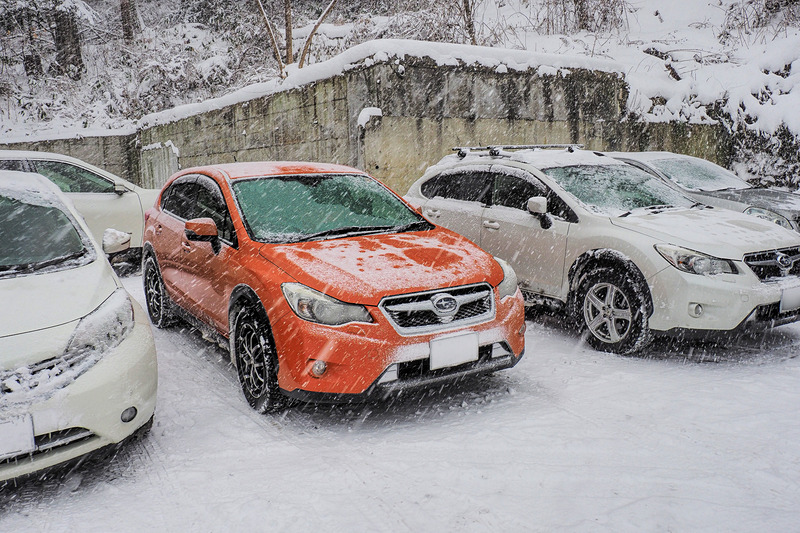 地獄谷野猿公苑の駐車場に到着。初日はほとんど雪が溶けていたが、2日は朝からしっかり雪が降っていて、駐車場も真っ白に。お隣さんも色違いの旧XVだ