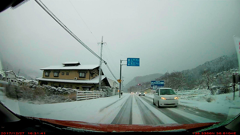 帰りは須坂から菅平高原を経由して上田に抜ける山道を選択。降雪したこのルートを走るのは初めての体験だが、これくらいの道をクリアできなければ“あの場所”に行くのはちょっと厳しいかも。でも、スバルの4WDと最新スタッドレスタイヤのおかげで、半分凍った雪道（しかもアップダウンやカーブも多い）も、安定した挙動で走りきることができ、ちょっと自信が付いたかも（過信は禁物だけどね）