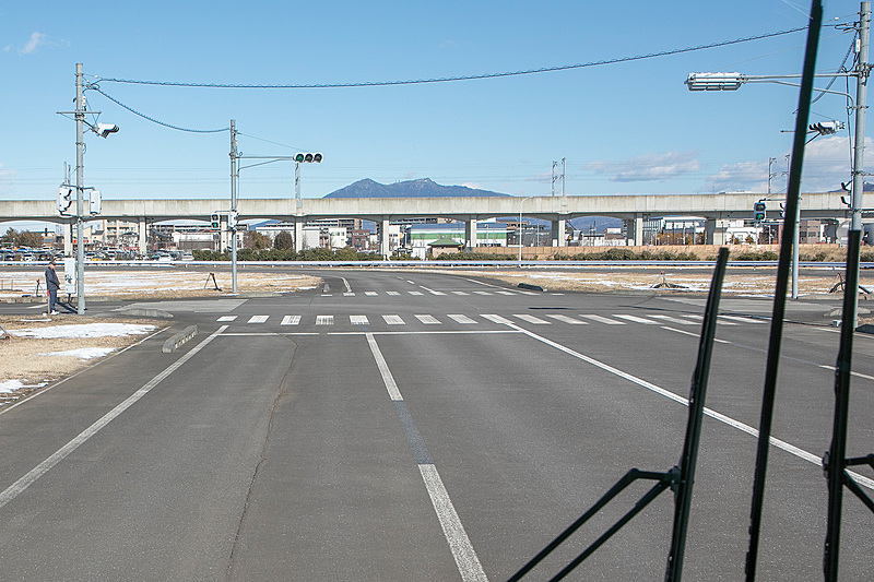 説明が終わると実際にテストを行なうJtwon内のコースを見学。写真は基本レベルのテスト用の「多目的市街地」だ。クランク等の幅狭路、交差点、障害物などが設置される。外周路にはカーブもあり、適切な速度調整ができるかも見る