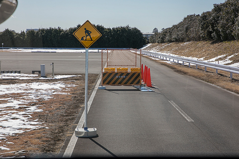 説明が終わると実際にテストを行なうJtwon内のコースを見学。写真は基本レベルのテスト用の「多目的市街地」だ。クランク等の幅狭路、交差点、障害物などが設置される。外周路にはカーブもあり、適切な速度調整ができるかも見る