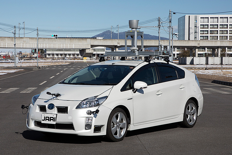 次は応用レベルのテストを行なう「V2X市街地」。ここではJARIの自動運転用試験車両によるデモ走行も行なわれた