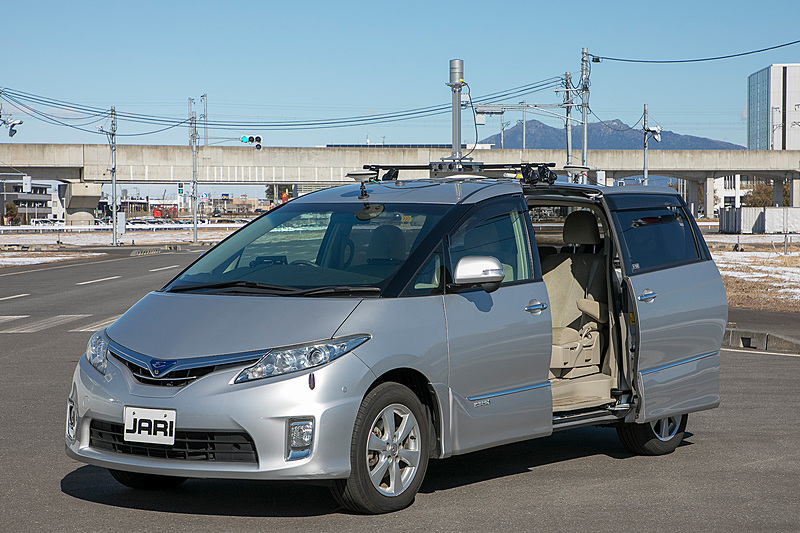 次は応用レベルのテストを行なう「V2X市街地」。ここではJARIの自動運転用試験車両によるデモ走行も行なわれた