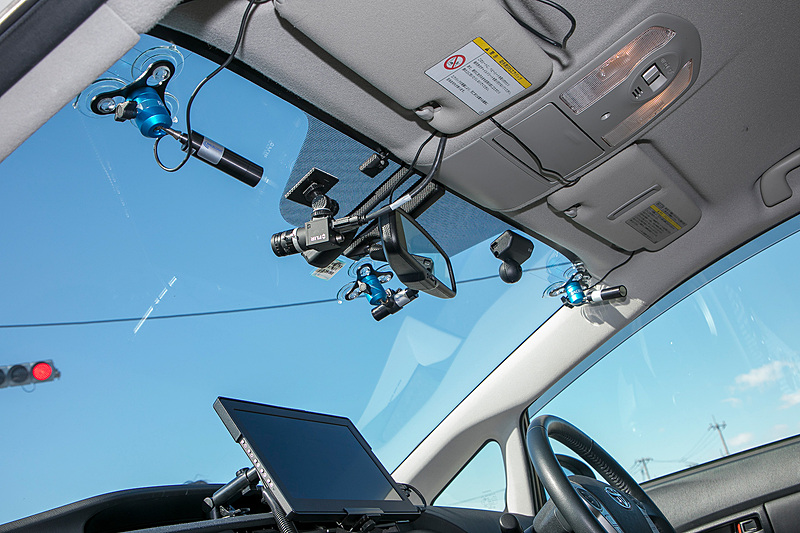 プリウスの装備。室内やフロントウィンドウに付いているカメラといった各種機材は、事前テストサービスに持ち込まれるクルマに取り付けられる