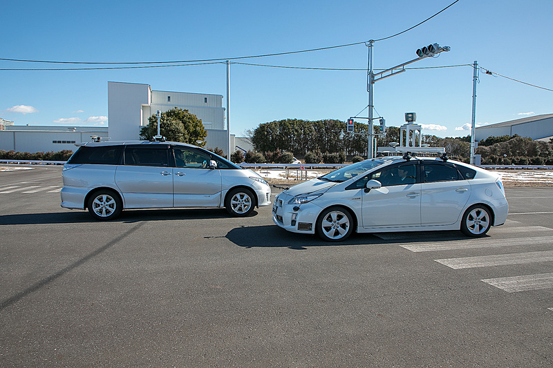 プリウスが直進してきて交差点を右折。そのとき対向車線からエスティマが交差点を直進してくるので、それを待ち、通過後に右折というデモ。どちらも自動運転車だが、言われなければ分からないレベルのスムーズな走り