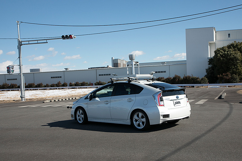 プリウスが直進してきて交差点を右折。そのとき対向車線からエスティマが交差点を直進してくるので、それを待ち、通過後に右折というデモ。どちらも自動運転車だが、言われなければ分からないレベルのスムーズな走り